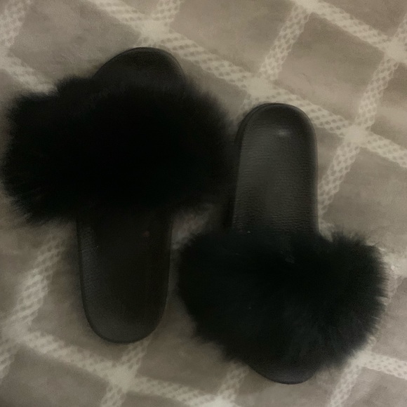 Women’s Furr Slides - Picture 2 of 4